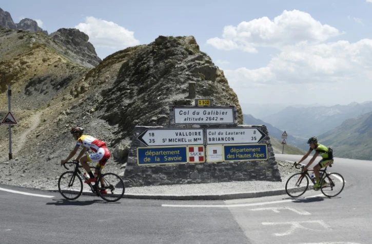 Des cyclistes passent le col du Galibier dans les Alpes, le 6 juin 2015