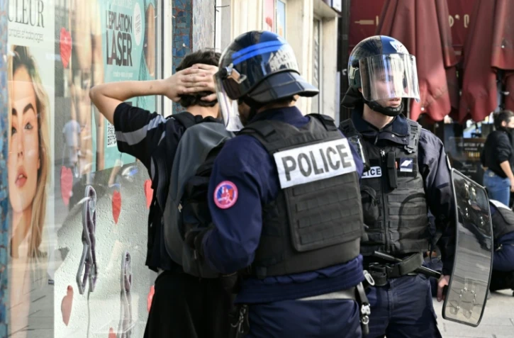 Un manifestant est interpellé par des policiers lors de heurts en marge d'une manifestation de lycéens, dans le cadre d'un mouvement de contestation nationale sur les conditions d'apprentissage, à Nancy, en Meurthe-et-Moselle, le 5 octobre 2026