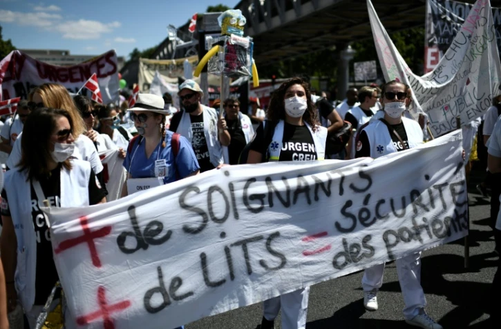 Des manifestants réclament de meilleures conditions de travail pour le personnel hospitalier devant le ministère de l'Economie à Paris le 2 juillet 2019