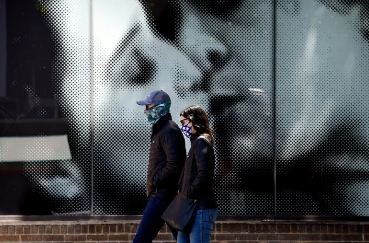 Un couple se promène dans les rues de Washington, le 22 avril 2020