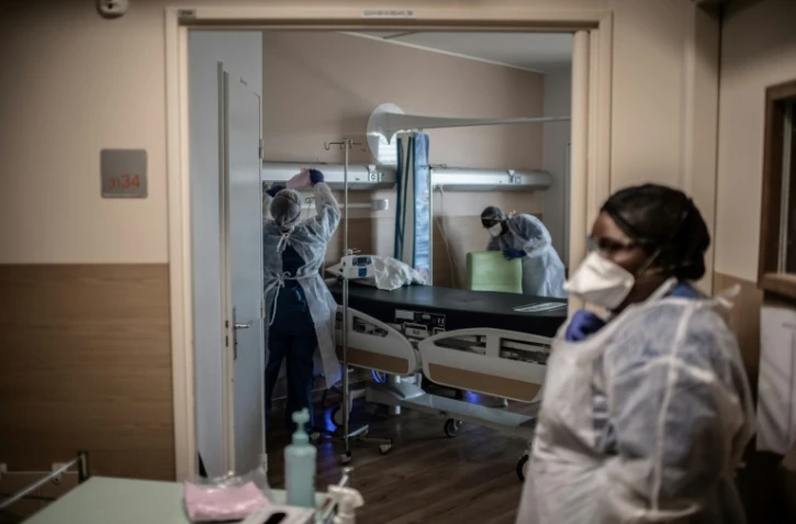Des aides-soignantes nettoient une chambre d'un ancien patient Covid-19 à l'AP-HP (Assistance Publique - Hopitaux de Paris) à Paris, le 28 mai 2020