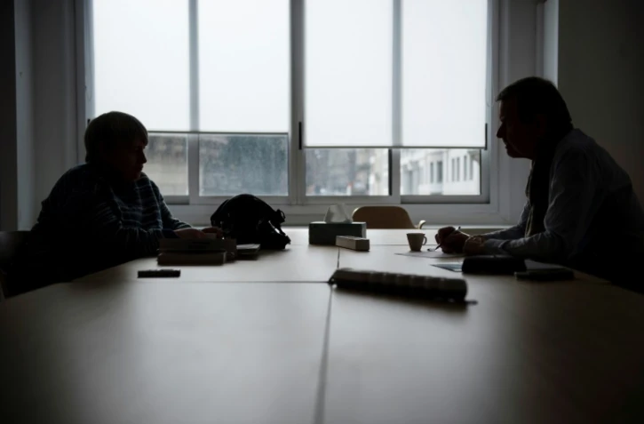 Le président de la Commission reconnaissance et réparation Antoine Garapon (d) écoute le témoignage de Michèle-France Pesneau, un ancienne carmélite victimes de violences sexuelles de la part de deux dominicains dans les années 1990, le 14 février 2022 à Paris