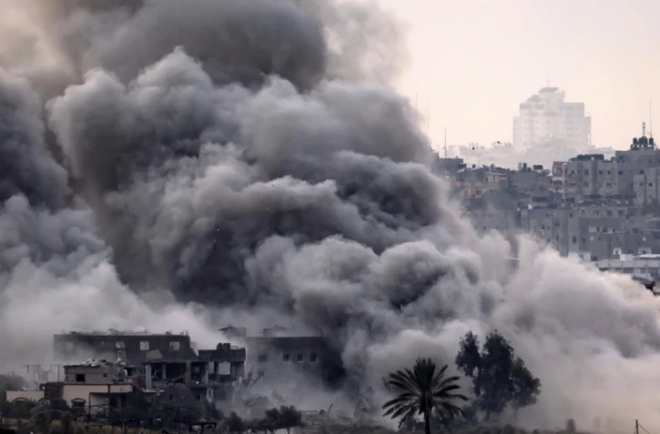 Sur cette photo prise le 12 novembre 2023 depuis une position au niveau de la limite entre la bande de Gaza et le sud d'Israël, une fumée épaisse se dégage lors d'un bombardement israélien sur le territoire palestinien
