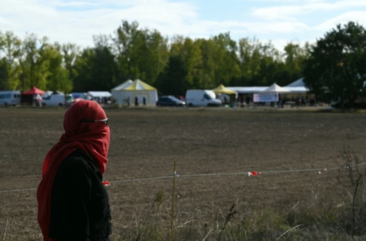Un opposant à l'A69 près du campement des militants installé à Cambounet-sur-le-Sor, dans le Tarn, le 10 octobre 2026