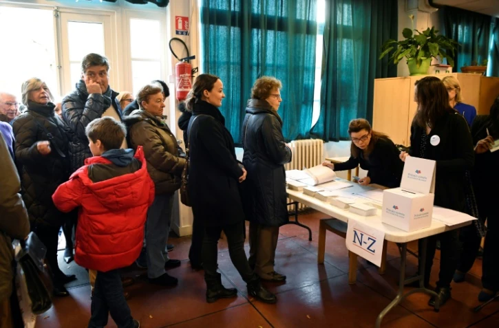 Des personnes attendent pour voter à la primaire de la droite, le 20 novembre 2016 à Paris