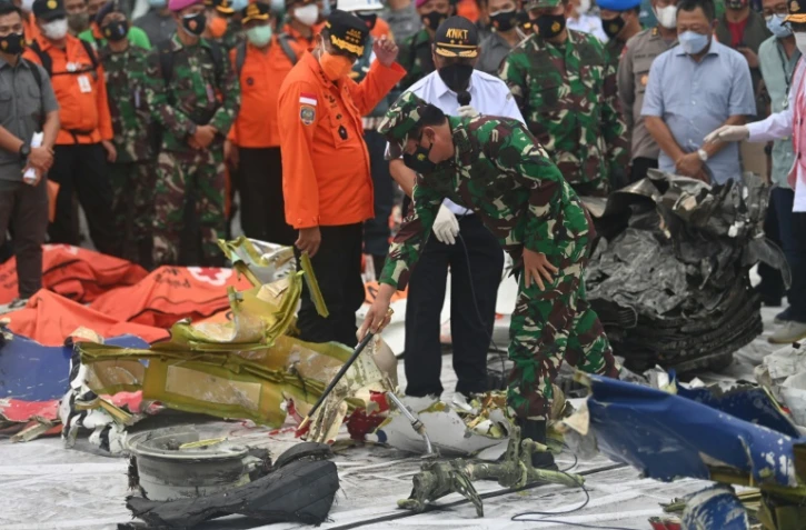 Examen des débris du Boeing dans le port de Jakarta, le 12 janvier 2021 en Indonésie