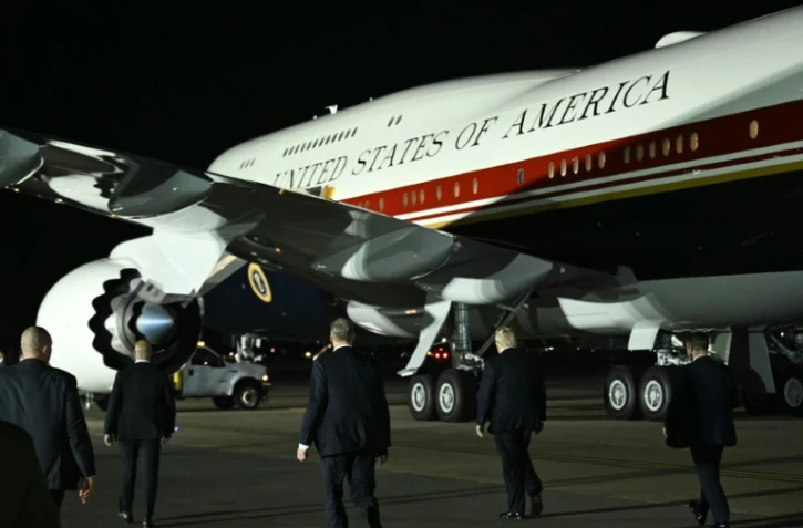 Le président américain Donald Trump marche vers Air Force One sur le tarmac de la base britannique de Mildenhall, le 8 juillet 2026