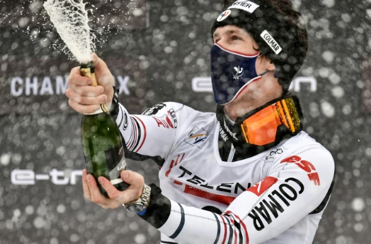 Le Français Clément Noël, célèbre sa victoire dans le slalom de Coupe du monde, le 30 janvier 2021 à Chamonix