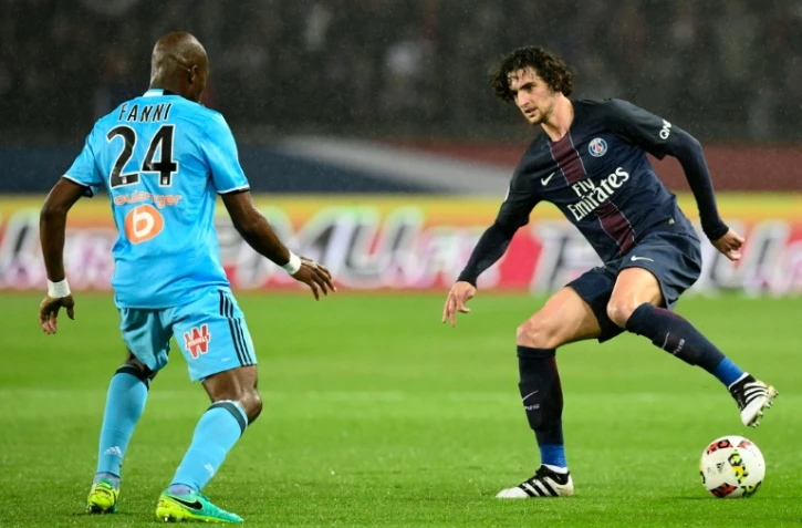 Le milieu de terrain du PSG Adrien Rabiot face au défenseur de l'OM Rod Fanni, le 23 octobre 2016 au Parc des Princes