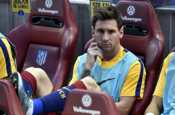 Lionel Messi sur le banc lors d'un match entre le FC Barcelone et l'Atletico Madrid, le 12 septembre 2015 à Vicente Calderon