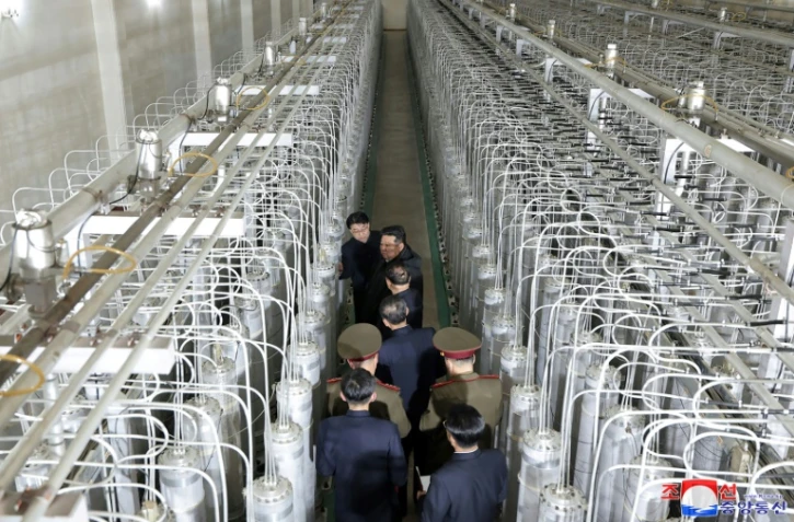Photo non datée publiée par l'agence de presse officielle nord-coréenne Kcna via Kns, le 29 janvier 2025, du dirigeant nord-coréen Kim Jong-un (c) inspectant un site de production de matières nucléaires et un laboratoire d'armes nucléaires, dans un lieu non déterminé en Corée du Nord