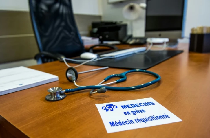 Un autocollant "SOS Médecins en grève, médecin récquisitionné" le 29 décembre 2014 à Lille, dans le nord de la France  