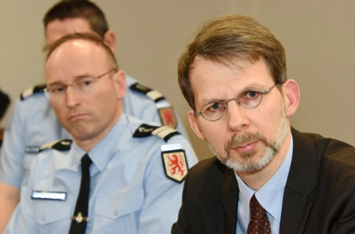 Le procureur de Rodez Yves Delperie donne une conférence de presse le 17 février 2016 à Rodez