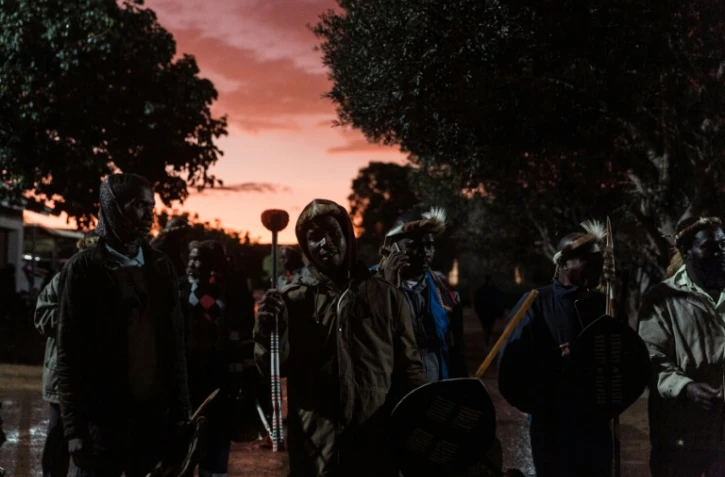 Les guerriers zoulous arrivent pour le couronnement du nouveau roi, le prince Misuzulu kaZwelithini, au palais royal de Nongoma, en Afrique du Sud, le 19 août 2022