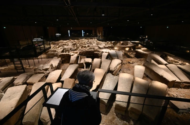 Des sarcophages visibles à l'Ecclesia, centre d'exposition de vestiges mérovingiens, à Luxeuil-les-bains, le 26 mai 2021