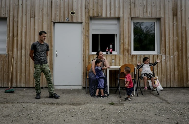 Des familles roms devant une maison préfabriquée dans un village d'insertion, le 6 septembre 2018 à Saint-Genis-les-Ollières, près de Lyon
