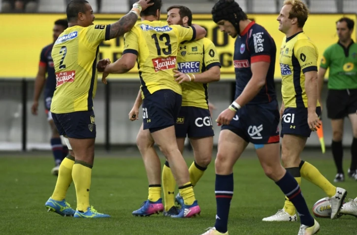Le centre de Clermont Damien Penaud (2g) est congratulé par ses équipiers après son essai face à Grenoble au Stade des Alpes, le 15 avril 2017 