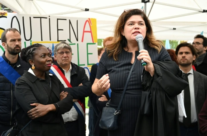 L'avocate de Danièle Obono, Raquel Garrido (d) devant le tribunal de Paris, le 23 juin 2021