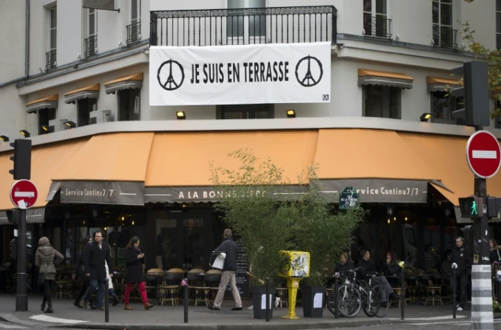 Une pancarte "je suis en terrasse" devant le café "A la bonne bière" le 6 décembre 2015, où 5 personnes ont été tuées lors des attaques du 13 novembre à Paris