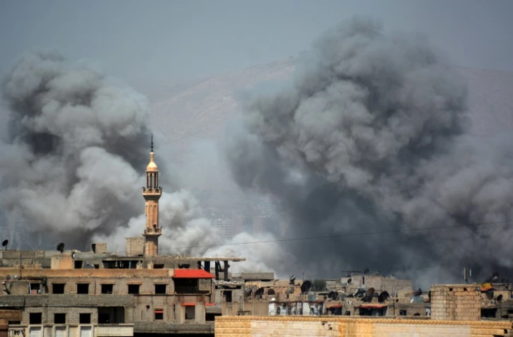 Explosions près du camp de réfugiés de Yarmouk lors des combats entre le régime syrien et l'EI, au sud de Damas, le 27 avril