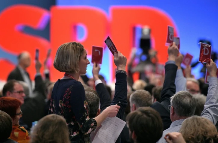 Les membres du parti social démocrate (SPD) allemand votent l'ouverture de négociations formelles avec les conservateurs d'Angela Merkel à Bonn, le 21 janvier 2018 
