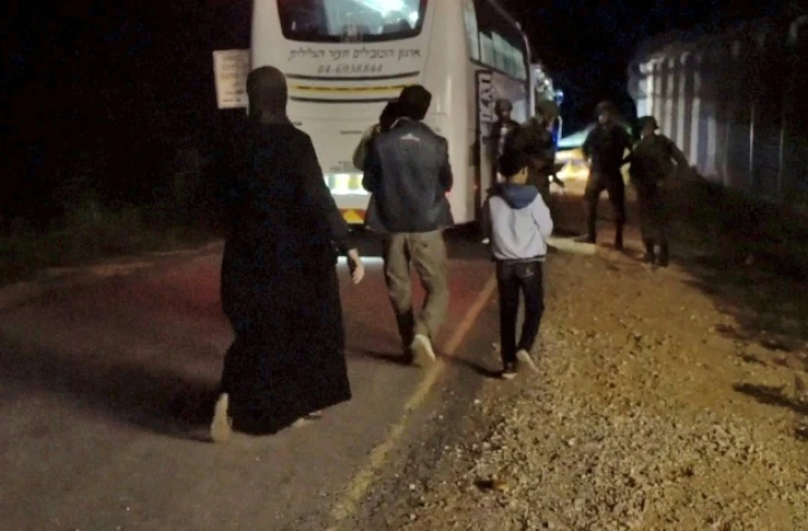 Image tirée d'une vidéo diffusée par l'armée israélienne le 22 juillet 2018 de l'évacuation de familles de Casques blancs syriens dans un endroit non précisé