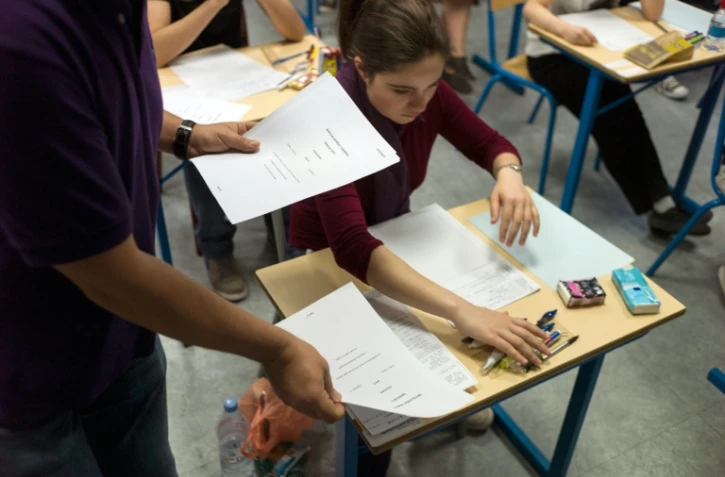 L'épreuve de philosophie distribuée aux candidats au baccalauréat le 17 juin 2013 au lycée Arago à Paris