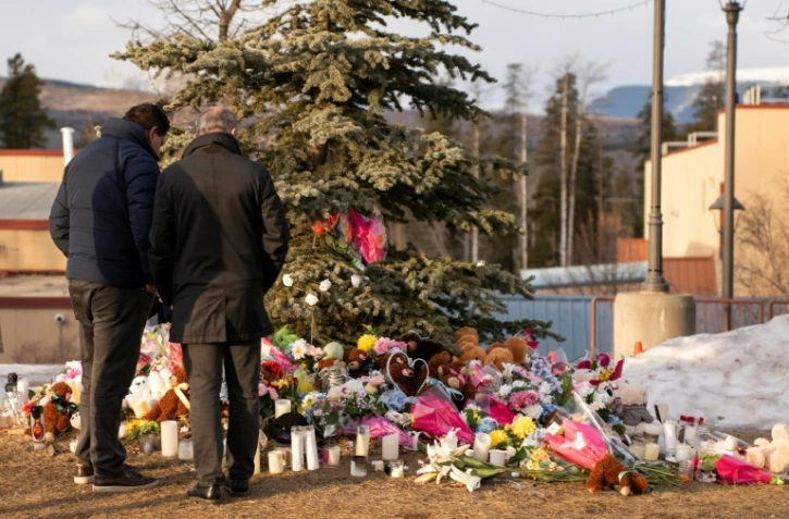 Des fleurs déposées en hommage aux victimes d'une fusillade à Tumbler Ridge, le 12 février 2026 au Canada
