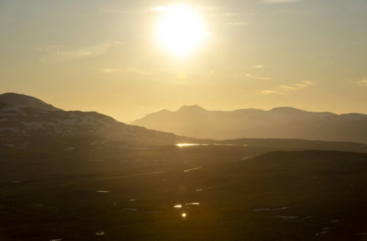 Le soleil de minuit brille à la frontière entre la Norvège et la Finlande dans la nuit du 21 au 22 juin 2020
