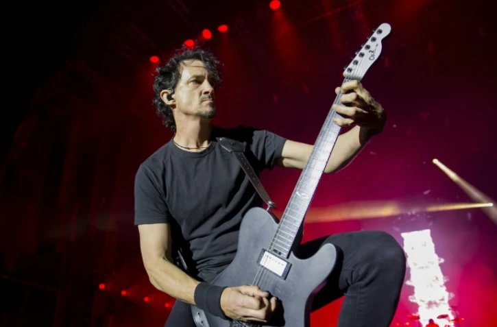 Le chanteur et guitariste du groupe de metal Gojira, Joe Duplantier, sur scène lors des Eurockéennes de Belfort, en France, le 2 juillet 2023