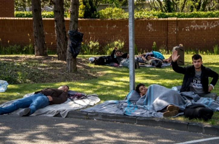 Des migrants kurdes se reposent devant un gymnase où ils sont hébergés après l'incendie du camp de Grande-Synthe, le 11 avril 2017