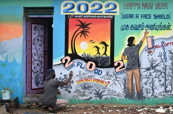 Un artiste apporte la dernière touche à une peinture murale du Nouvel an, le 30 décembre 2021 à Chennai, en Inde
