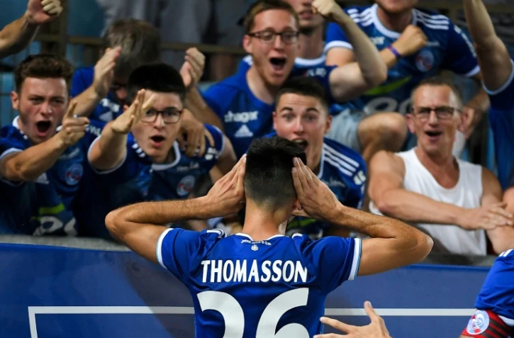 Adrien Thomasson fĂŞte son but pour Strasbourg face au Maccabi HaĂŻfa avec les supporteurs, le 25 juillet 2019 Ă La Meinau