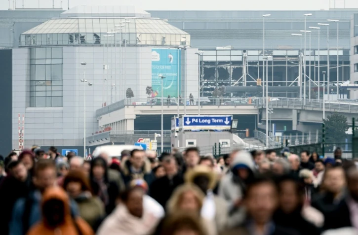 Des passagers évacuent l'aéroport de Bruxelles-Zaventem le 22 mars 2016 après l'attentat-suicide