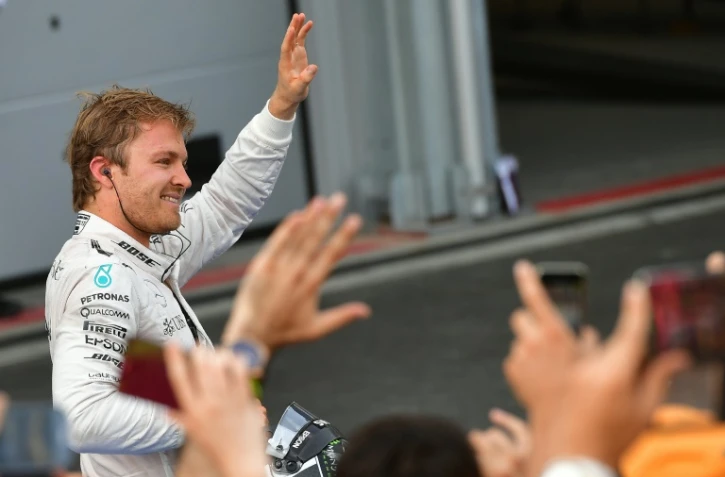 L'Allemand Nico Rosberg (Mercedes)  salue les spectateurs après sa victoire au GP d'Europe, le 19 juin à Bakou 