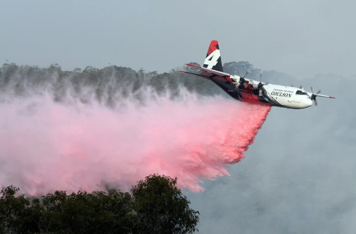 Un avion largue un produit retardateur de flammes lors d'une opération destinée à éteindre des feux de forêt à Penrose, dans l'Etat australien de Nouvelle-Galles-du-Sud, le 10 janvier 2020