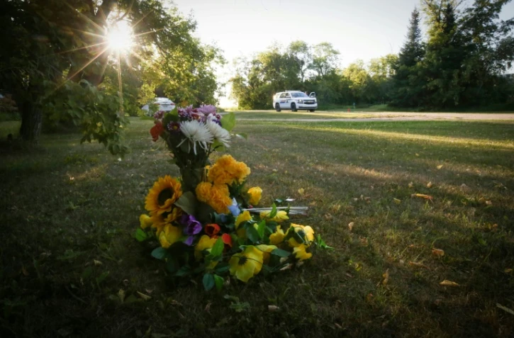 Un bouquet de fleurs a été déposé pour les victimes des attaques à l'arme blanche, à Weldon, en Saskatchewan (Canada), le 6 septembre 2022