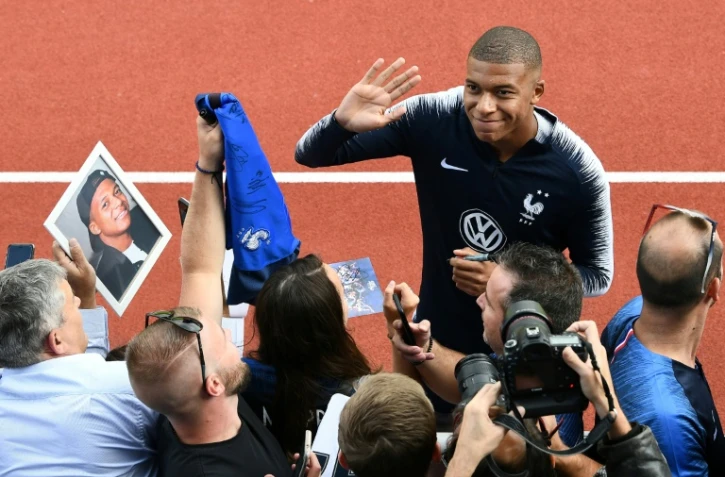 L'attaquant des Bleus Kylian Mbappé (c) salue les supporters aux centre d'entraînement de Clairefontaine-en-Yvelines, le 3 septembre 2018