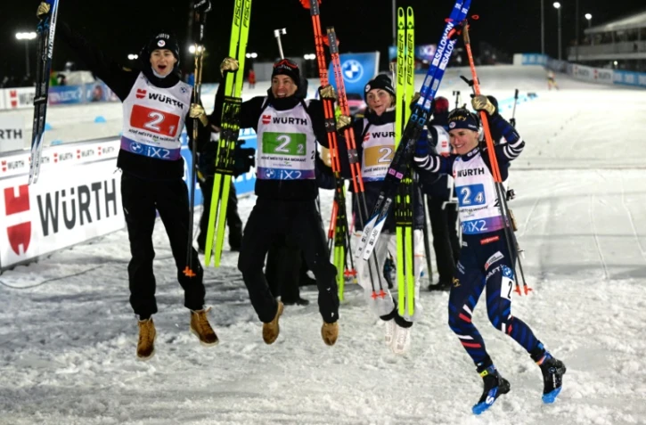 La joie du relais mixte français, sacré aux Mondiaux de biathlon, à Nove Mesto (République tchèque), le 7 février 2024