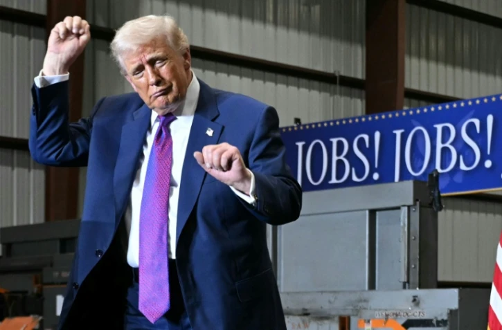 Le président américain Donald Trump fait un pas de danse, le 19 février 2026 à Rome, dans l'Etat de Géorgie, aux Etats-Unis