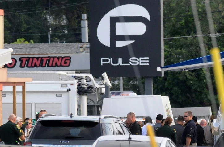 Des policiers à l'extérieur de la discothèque le Pulse après la pire fusillade de masse de l'histoire des Etats-Unis qui a fait au moins 50 morts, le 12 juin à Orlando (Floride)