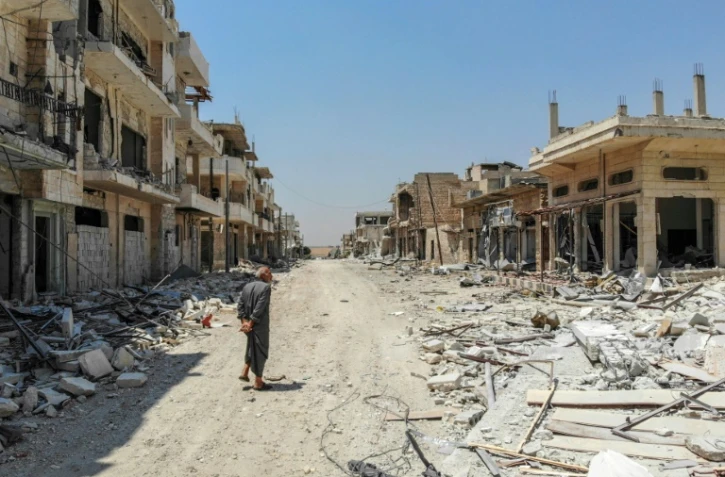 Un homme dans une rue de Khan Cheikhoun dans le nord-ouest de la Syrie le 3 août 2019