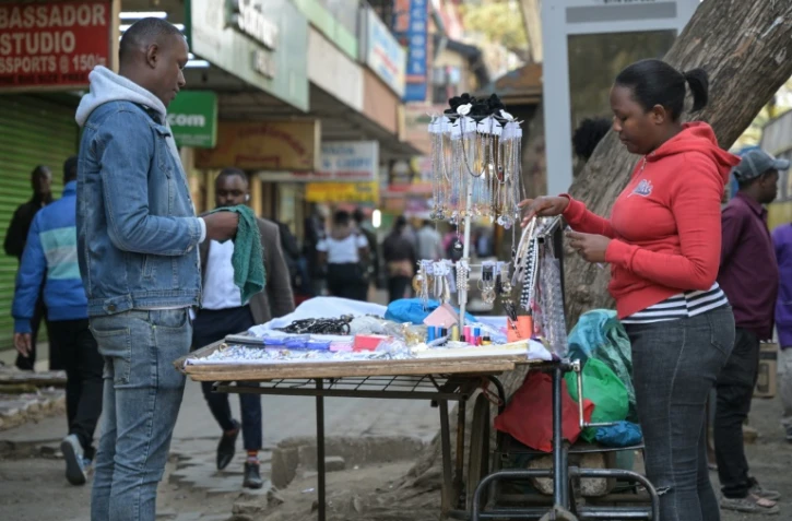 Une vendeuse de collier dans une rue commerçante de Nairobi, le 20 juillet 2023 au Kenya