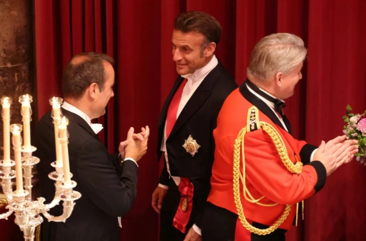 Le ministre français des Armées, Sébastien Lecornu (g), s'entretient avec le président français Emmanuel Macron (c) lors d'un banquet d'Etat au Guildhall de Londres, le 9 juillet 2025, au deuxième jour d'une visite d'Etat de trois jours en Grande-Bretagne