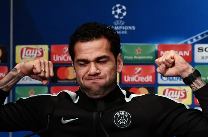 Le défenseur brésilien du PSG Dani Alves lors de la conférence de presse d'avant-match à la veille du 8e de finale retour de la Ligue des champions contre le Real Madrid, le 5 mars 2018 au Parc des Princes