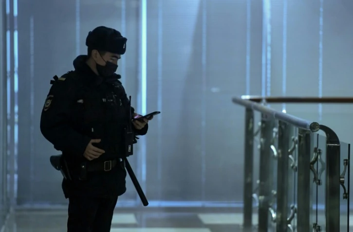 Un policier russe dans le hall de l'immeuble abritant les bureaux du Fonds de lutte contre la corruption, l'organisation de l'opposant russe Alexei Navalny, le 27 janvier 202