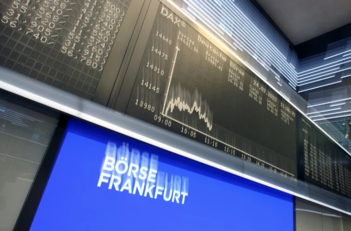 Tableau des indices boursiers à la Bourse de Francfort, le 24 février 2022 en Allemagne