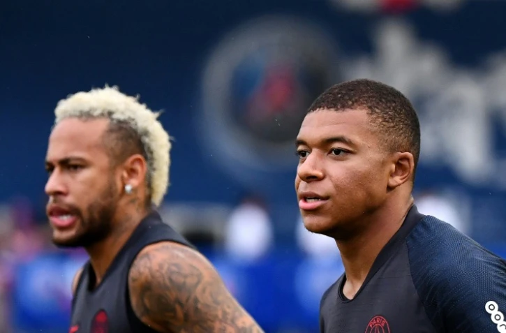 Les attaquant du PSG Neymar (g) et Kylian Mbappé lors d'une séance d'entraînement à Shenzhen, le 1er août 2019