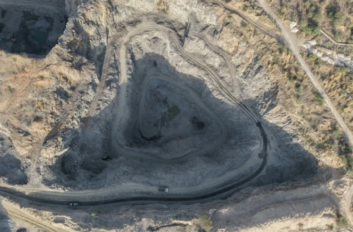Vue aérienne d'une carrière dans les monts des Aravallis, le 19 mai 2026 à  Neem ka Thana, dans l'Etat indien du Rajasthan 