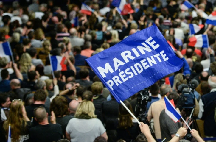 Les militants du FN brandissent des drapeaux à Monswiller, le 5 avril 2017